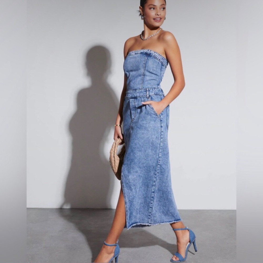 VICI “Kimmy” strapless & pocketed denim midi dress. Smocked back,rear zipper NEW